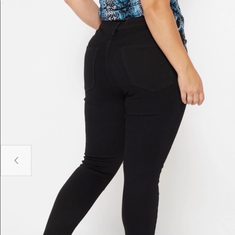 Black high rises destructed jegging 💌